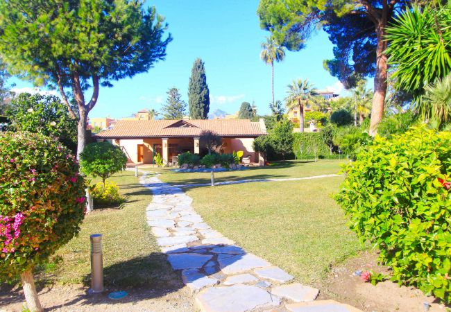 Villa en Estepona - 1072 Beachfront El Paraiso Retreat with Pool & BBQ