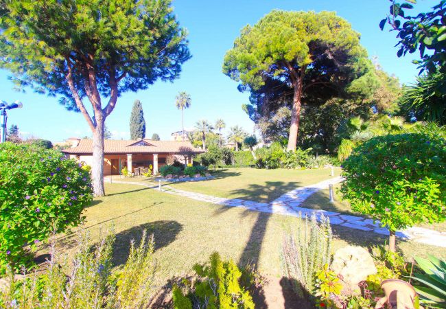 Villa en Estepona - 1072 Beachfront El Paraiso Retreat with Pool & BBQ
