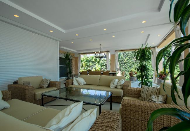 Villa en Estepona - 1072 Beachfront El Paraiso Retreat with Pool & BBQ