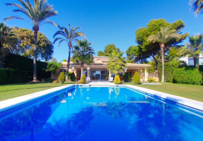 Villa en Estepona - 1072 Beachfront El Paraiso Retreat with Pool & BBQ