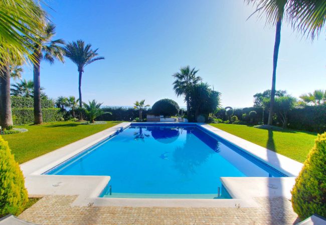 Villa en Estepona - 1072 Beachfront El Paraiso Retreat with Pool & BBQ