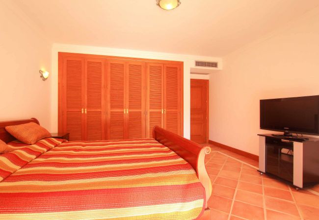 Villa en Estepona - 1072 Beachfront El Paraiso Retreat with Pool & BBQ