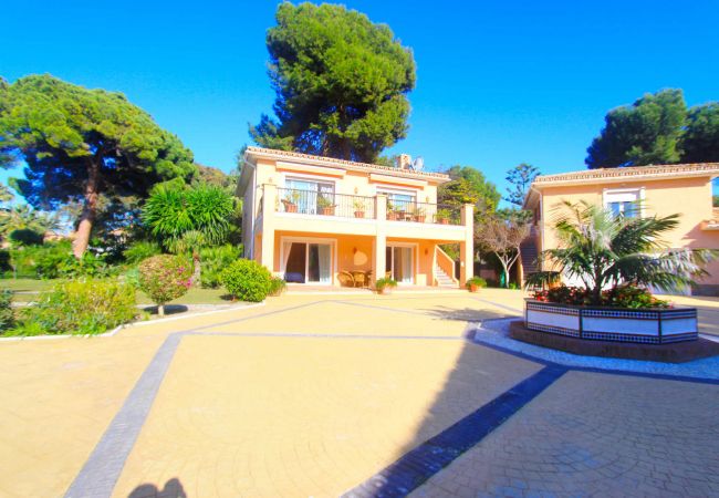 Villa en Estepona - 1072 Beachfront El Paraiso Retreat with Pool & BBQ
