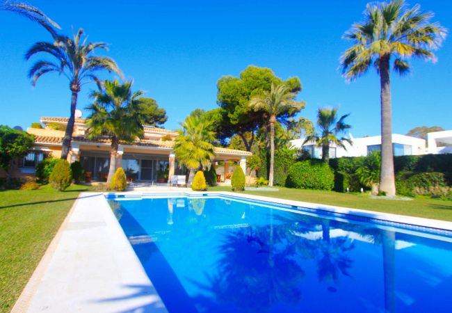 Villa en Estepona - 1072 Beachfront El Paraiso Retreat with Pool & BBQ
