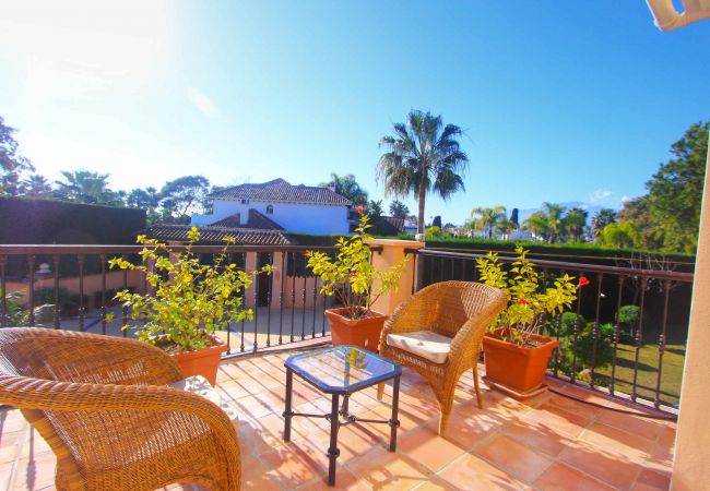 Villa en Estepona - 1072 Beachfront El Paraiso Retreat with Pool & BBQ