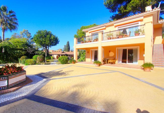 Villa en Estepona - 1072 Beachfront El Paraiso Retreat with Pool & BBQ