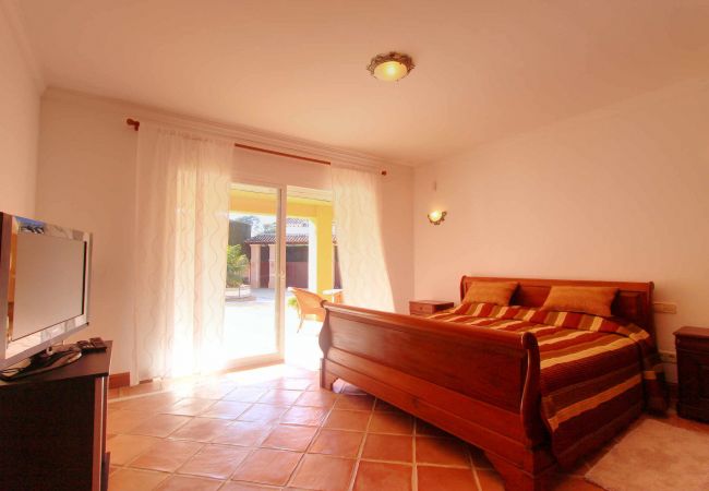 Villa en Estepona - 1072 Beachfront El Paraiso Retreat with Pool & BBQ