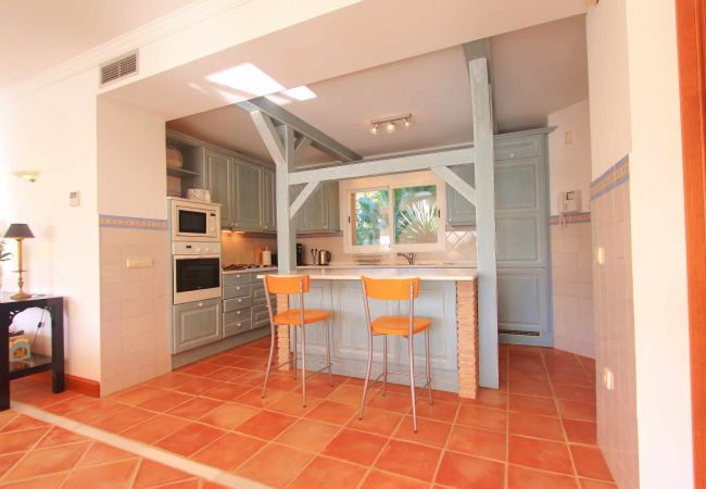 Villa en Estepona - 1072 Beachfront El Paraiso Retreat with Pool & BBQ