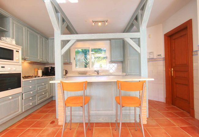 Villa en Estepona - 1072 Beachfront El Paraiso Retreat with Pool & BBQ