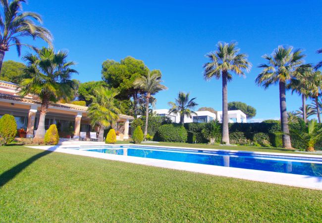 Villa en Estepona - 1072 Beachfront El Paraiso Retreat with Pool & BBQ