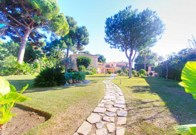 Villa en Estepona - 1072 Beachfront El Paraiso Retreat with Pool & BBQ