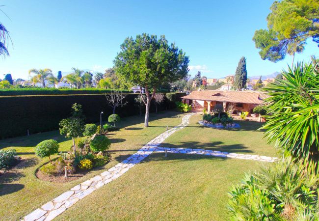 Villa en Estepona - 1072 Beachfront El Paraiso Retreat with Pool & BBQ