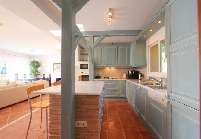 Villa en Estepona - 1072 Beachfront El Paraiso Retreat with Pool & BBQ