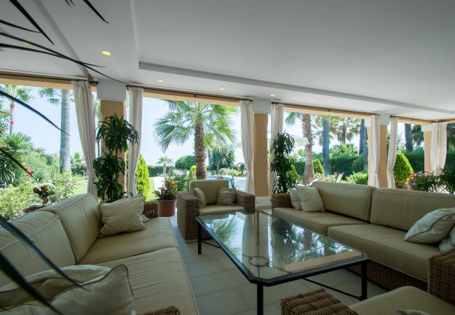 Villa en Estepona - 1072 Beachfront El Paraiso Retreat with Pool & BBQ