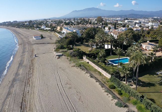 Villa en Estepona - 1072 Beachfront El Paraiso Retreat with Pool & BBQ