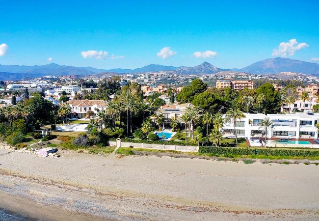 Villa en Estepona - 1072 Beachfront El Paraiso Retreat with Pool & BBQ