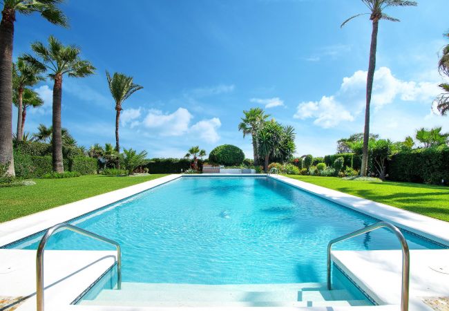 Villa en Estepona - 1072 Beachfront El Paraiso Retreat with Pool & BBQ