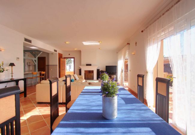 Villa en Estepona - 1072 Beachfront El Paraiso Retreat with Pool & BBQ