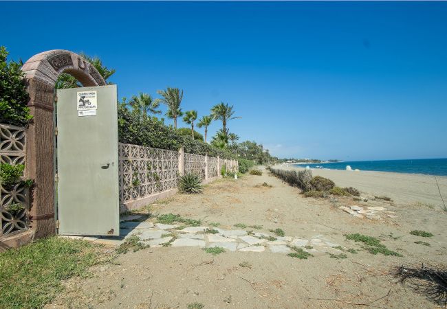Villa en Estepona - 1072 Beachfront El Paraiso Retreat with Pool & BBQ