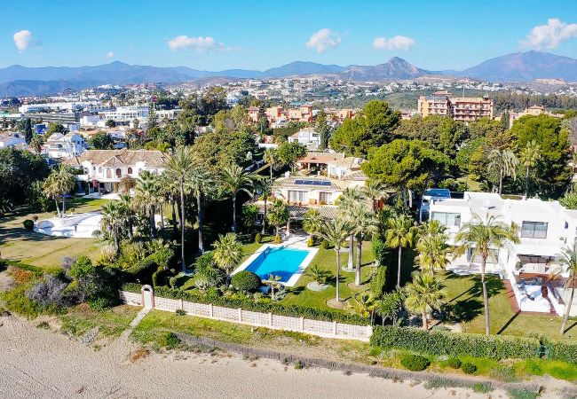 Villa en Estepona - 1072 Beachfront El Paraiso Retreat with Pool & BBQ