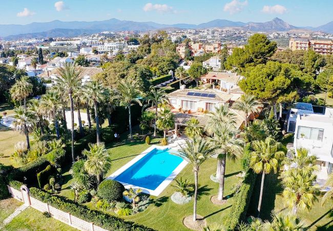 Villa en Estepona - 1072 Beachfront El Paraiso Retreat with Pool & BBQ