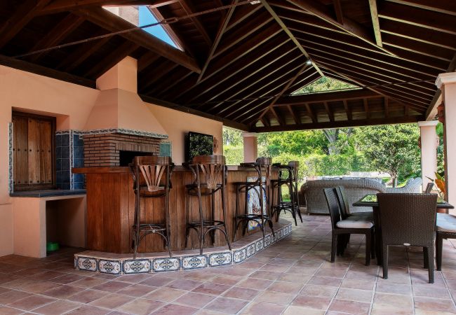 Villa en Estepona - 1072 Beachfront El Paraiso Retreat with Pool & BBQ