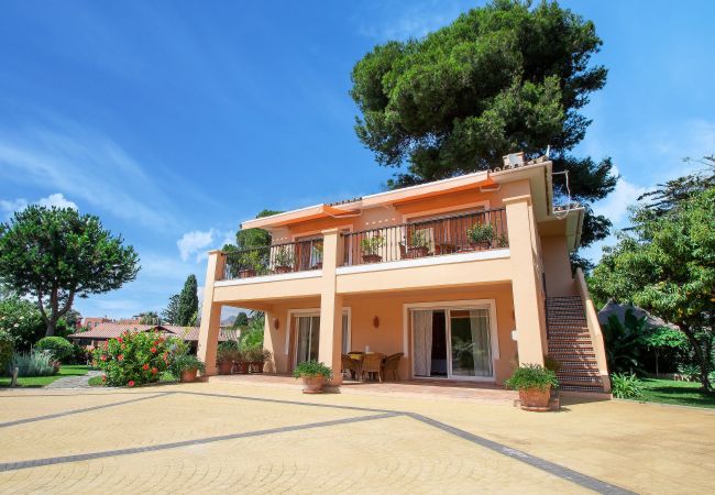 Villa en Estepona - 1072 Beachfront El Paraiso Retreat with Pool & BBQ