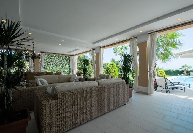 Villa en Estepona - 1072 Beachfront El Paraiso Retreat with Pool & BBQ