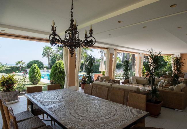 Villa en Estepona - 1072 Beachfront El Paraiso Retreat with Pool & BBQ