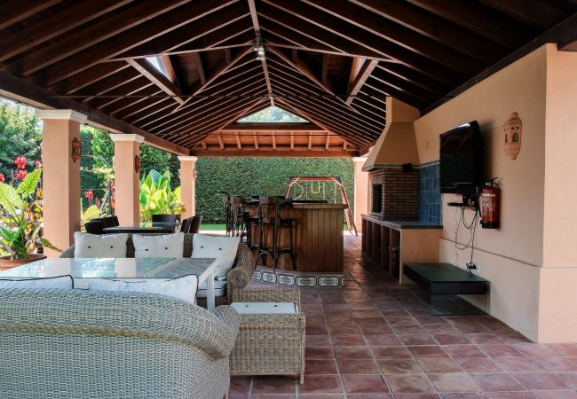 Villa en Estepona - 1072 Beachfront El Paraiso Retreat with Pool & BBQ