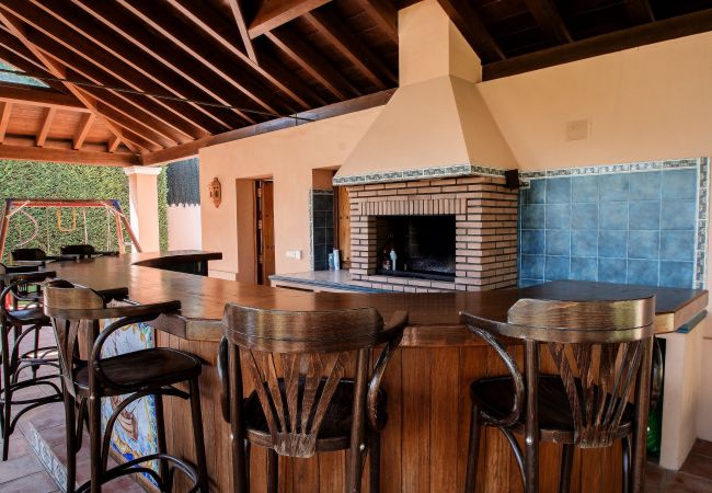 Villa en Estepona - 1072 Beachfront El Paraiso Retreat with Pool & BBQ