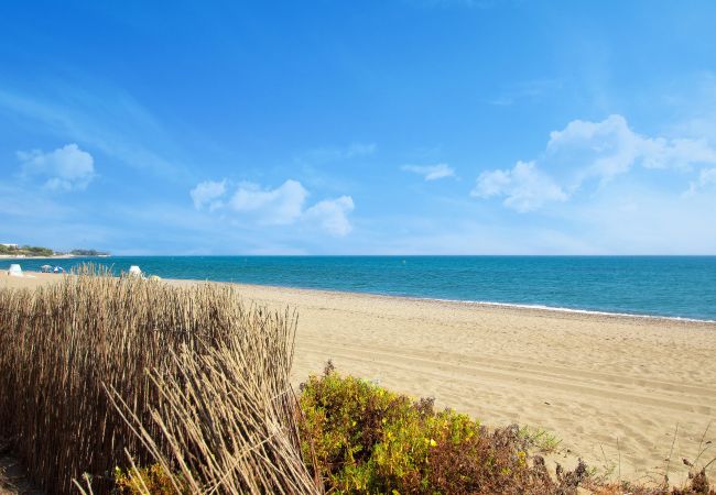 Villa en Estepona - 1072 Beachfront El Paraiso Retreat with Pool & BBQ