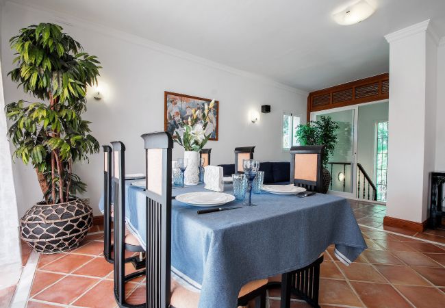 Villa en Estepona - 1072 Beachfront El Paraiso Retreat with Pool & BBQ