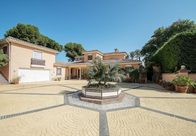 Villa en Estepona - 1072 Beachfront El Paraiso Retreat with Pool & BBQ