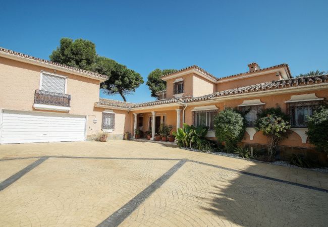Villa en Estepona - 1072 Beachfront El Paraiso Retreat with Pool & BBQ