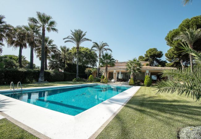 Villa en Estepona - 1072 Beachfront El Paraiso Retreat with Pool & BBQ