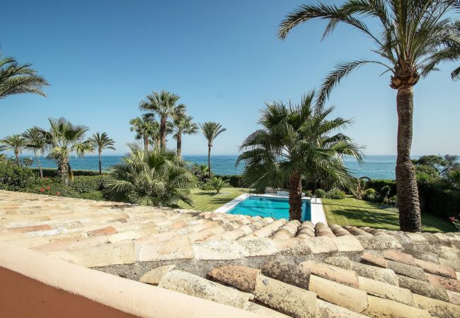Villa en Estepona - 1072 Beachfront El Paraiso Retreat with Pool & BBQ