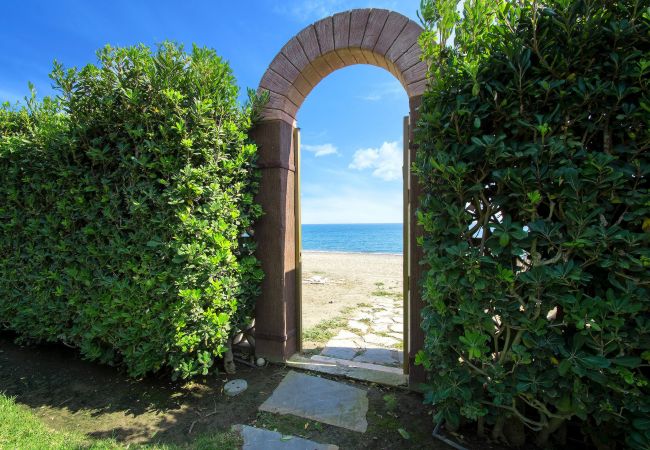 Villa en Estepona - 1072 Beachfront El Paraiso Retreat with Pool & BBQ