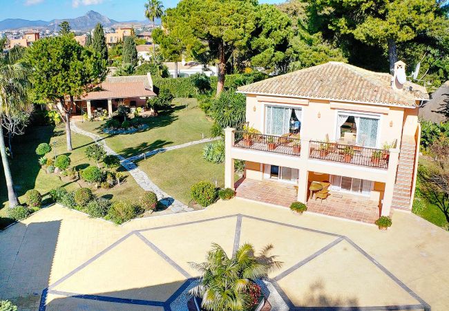 Villa en Estepona - 1072 Beachfront El Paraiso Retreat with Pool & BBQ