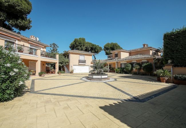 Villa en Estepona - 1072 Beachfront El Paraiso Retreat with Pool & BBQ