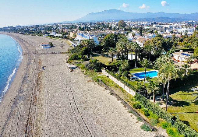 Villa en Estepona - 1072 Beachfront El Paraiso Retreat with Pool & BBQ