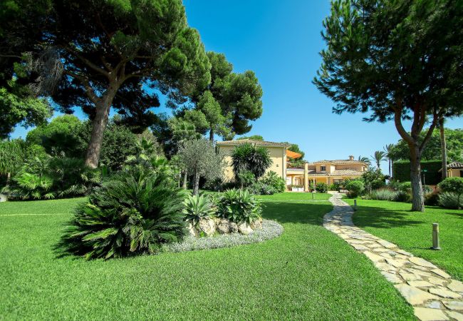 Villa en Estepona - 1072 Beachfront El Paraiso Retreat with Pool & BBQ