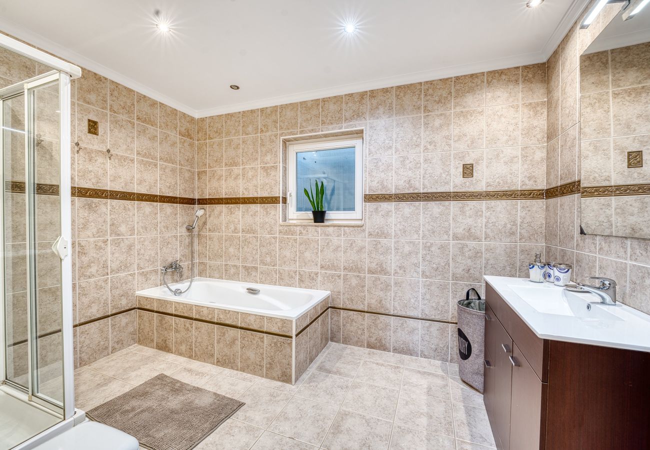 Villa en Marbella - 3077 Luxury Villa with Pool and Views in Elviria,