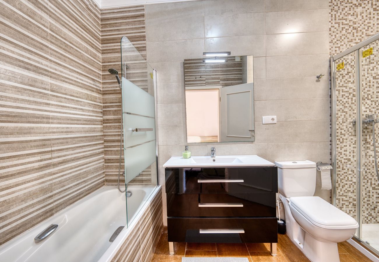 Villa en Marbella - 3077 Luxury Villa with Pool and Views in Elviria,