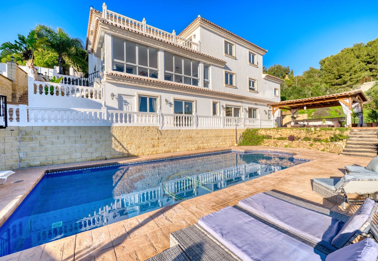 Villa en Marbella - 3077 Luxury Villa with Pool and Views in Elviria,