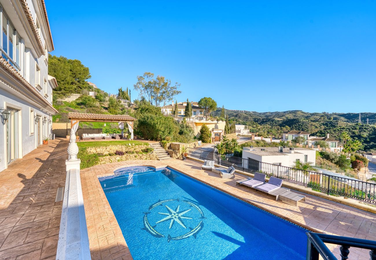 Villa en Marbella - 3077 Luxury Villa with Pool and Views in Elviria,
