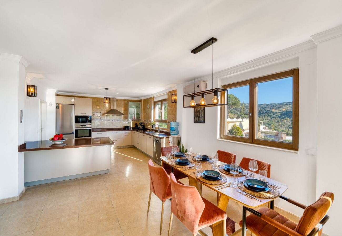 Villa en Marbella - 3077 Luxury Villa with Pool and Views in Elviria,