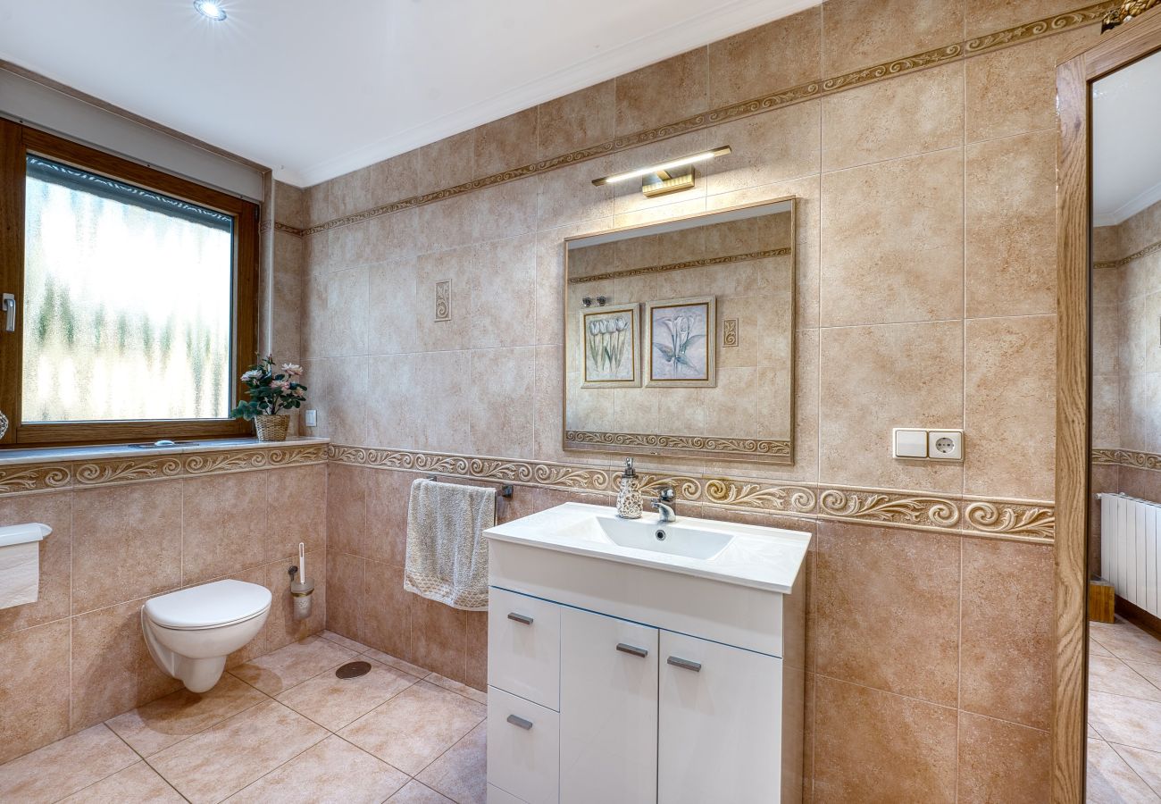 Villa en Marbella - 3077 Luxury Villa with Pool and Views in Elviria,