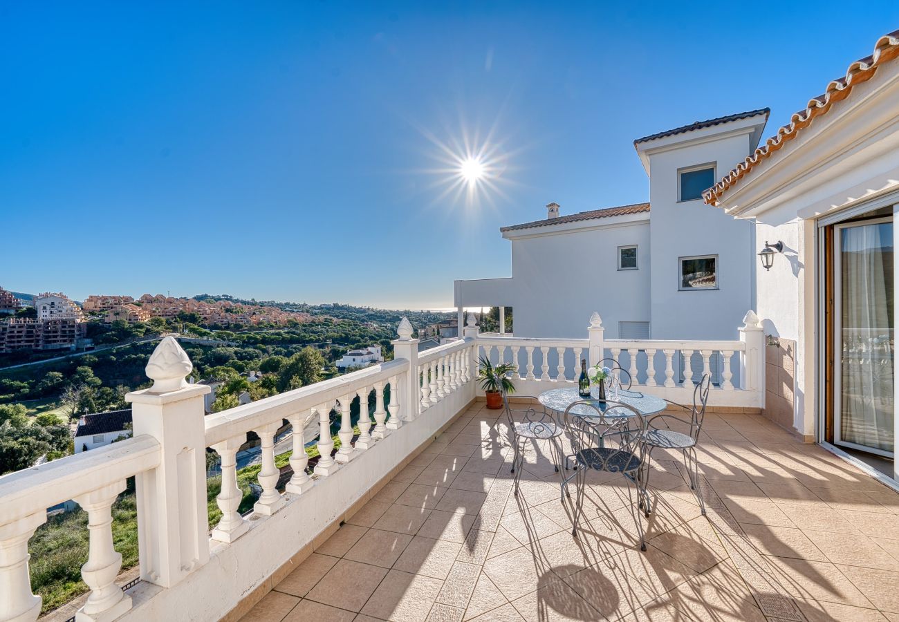 Villa en Marbella - 3077 Luxury Villa with Pool and Views in Elviria,