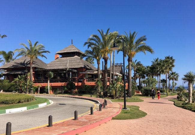 Appartement à Estepona - Beachside Apartment with Pools & Terrace Views